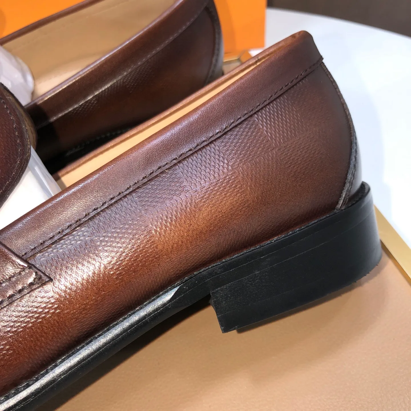 Men's men's shoes💰540💰[LV] (original single cowhide lining)🍀LV's latest genuine leather business suit shoes are available on the official website at the same time. The first-layer cowhide imported from Italy is made of heavy gold, and the official website has a 1:1 rubber outsole. Versatile to wear, high-end without losing class, and the color combination is extraordinary. This four-season style is alluring when worn on your feet, showing off your big-name flair. Standard code 38-45 (45 customized)